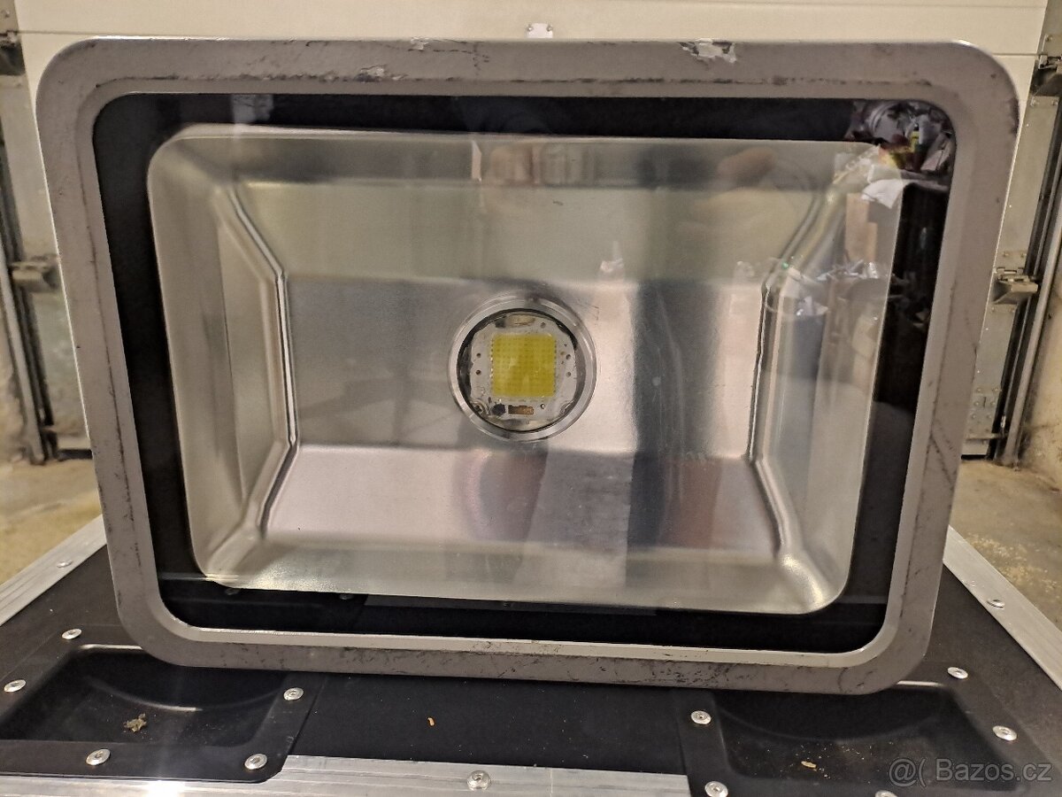 2 reflektory – LED 100 W + halogen 1000W