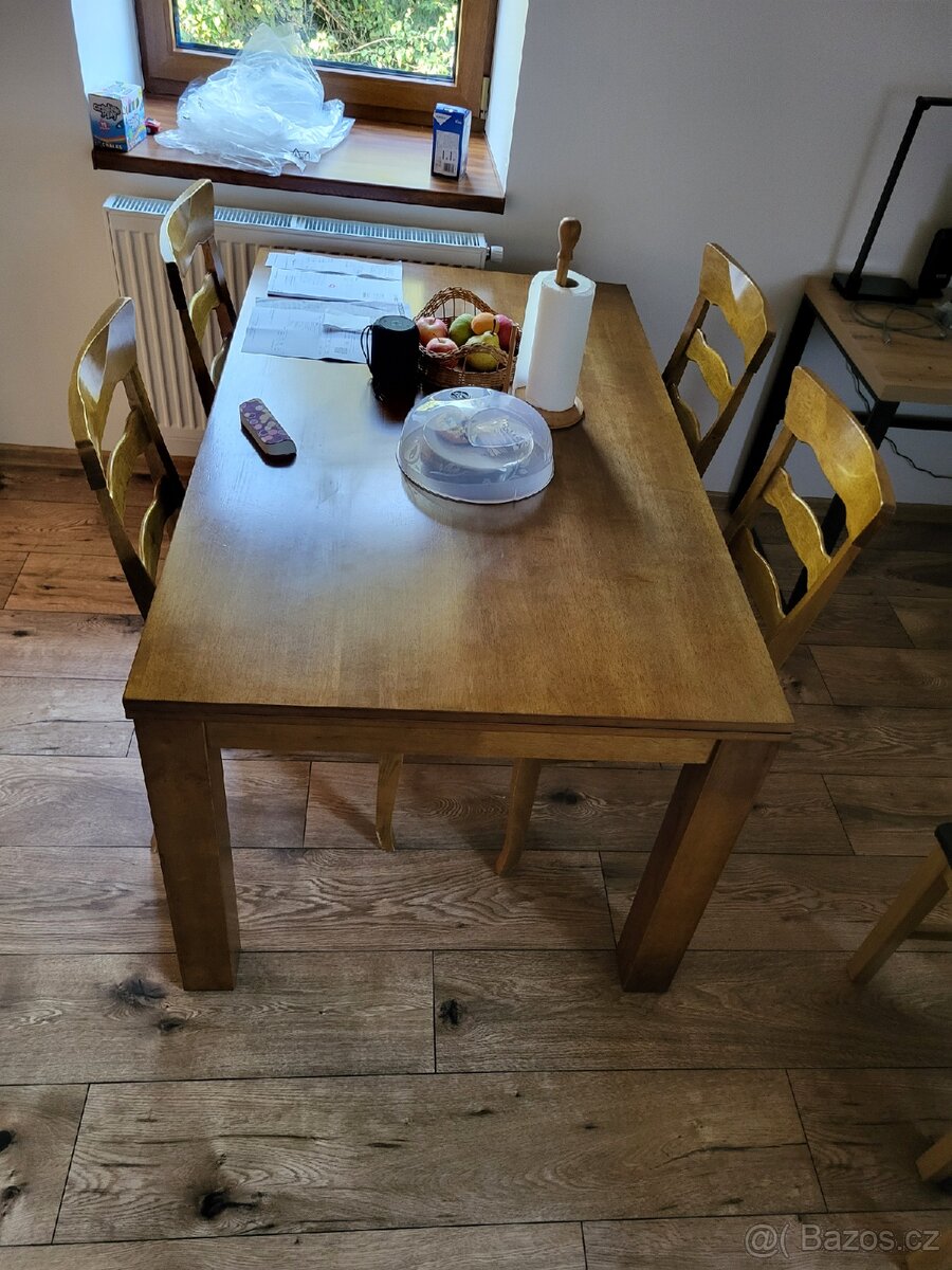 Jídelní stůl