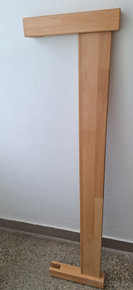 Nasazovací zábrana k posteli