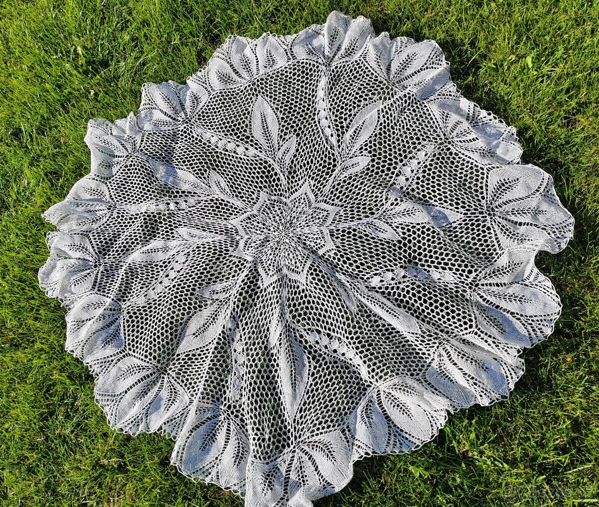 Ručně háčkovaný ubrus