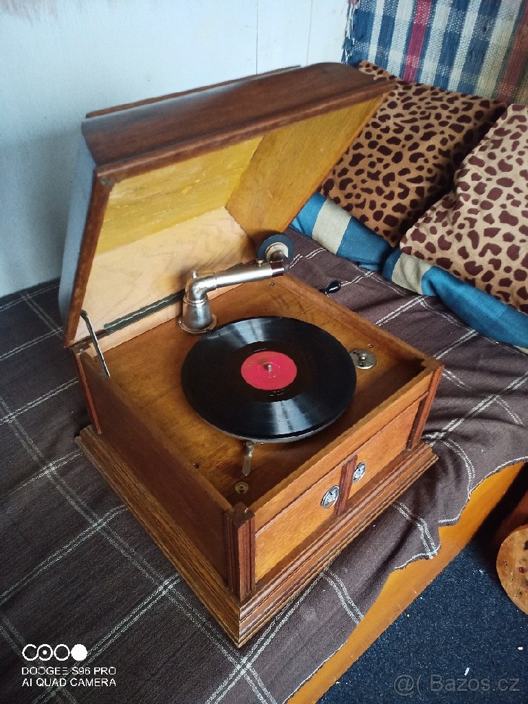 starožitný salóní gramofon po zrestaurování.