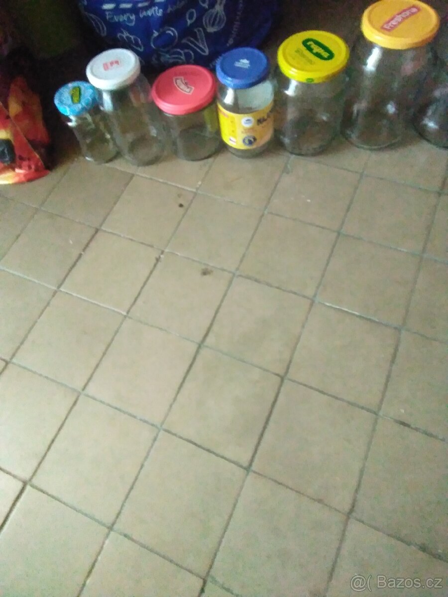Prodám sklenice zavařovací šroubovací víčka