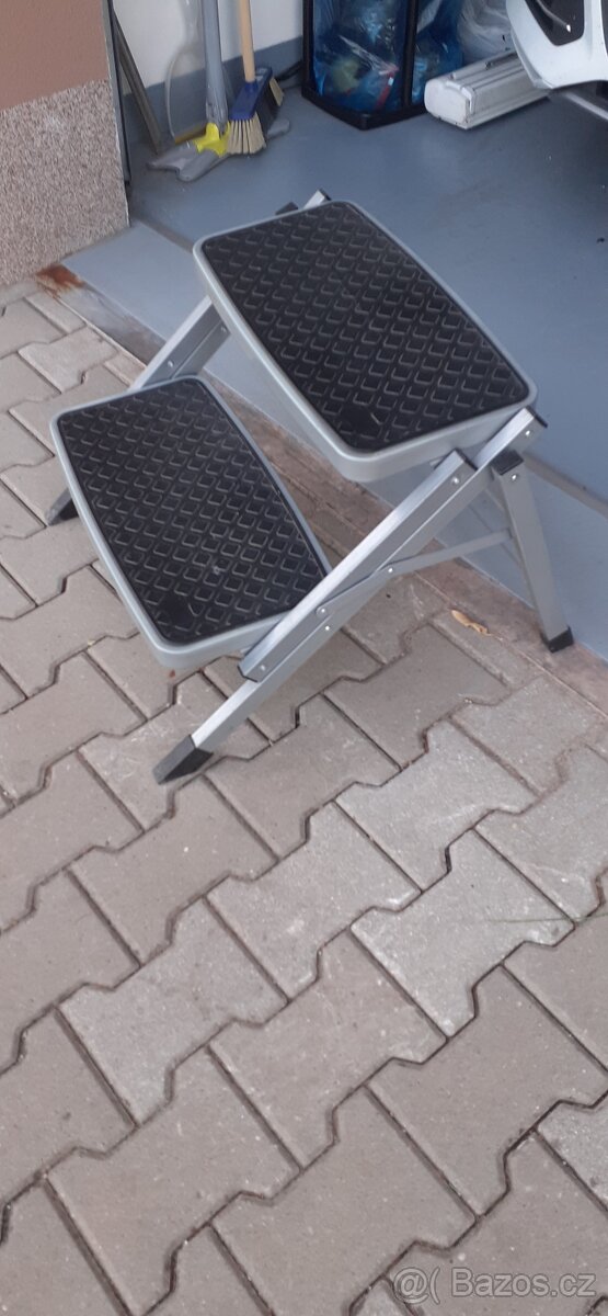 Skládací dvojschůdek ke karavanu