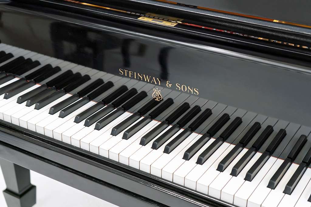 STEINWAY & SONS - O 180