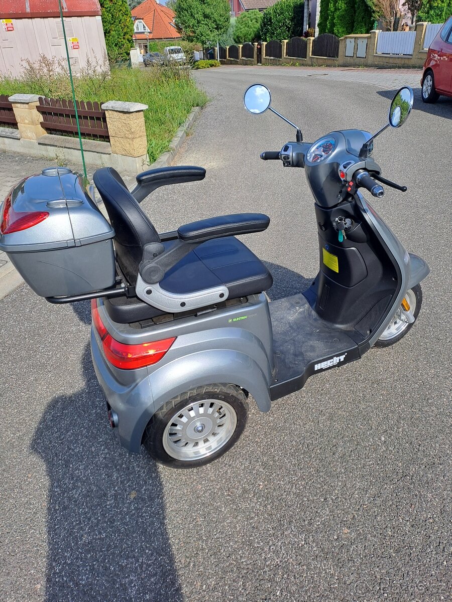 Elektrický skútr - tříkolka