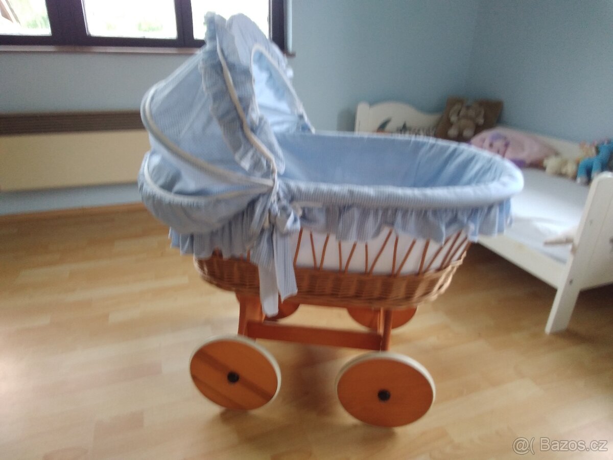 Proutěný košík na kolečkách pro miminko