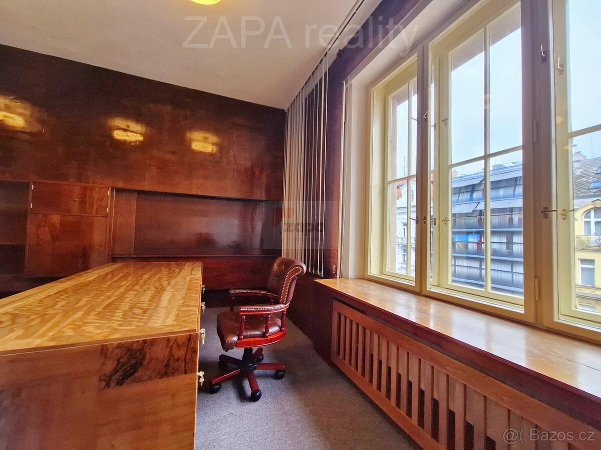 kancelář 30m2 zařízena 5. patro výtah ul Národní Praha 1