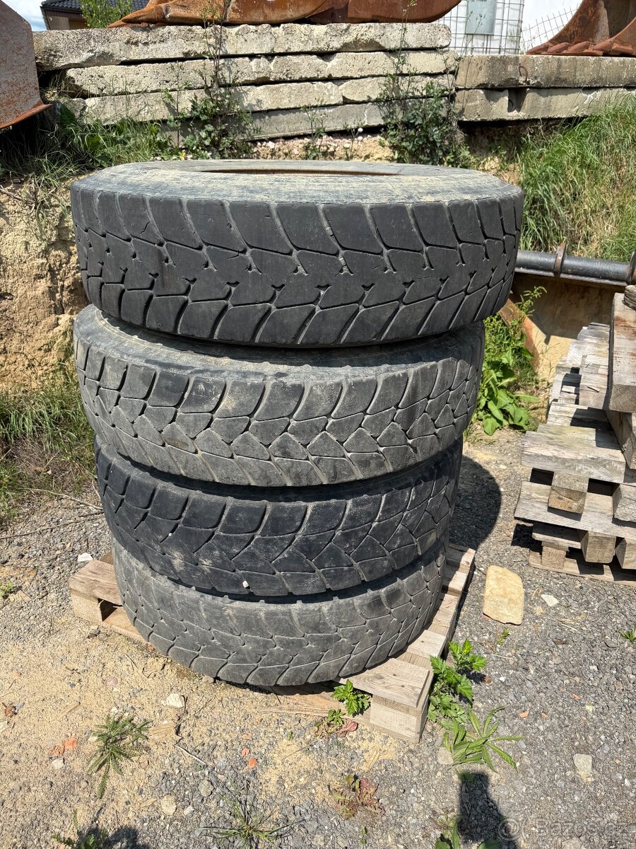 Pneu 315/80 22,5 8ks s pneu, z toho 6ks obuté na disku