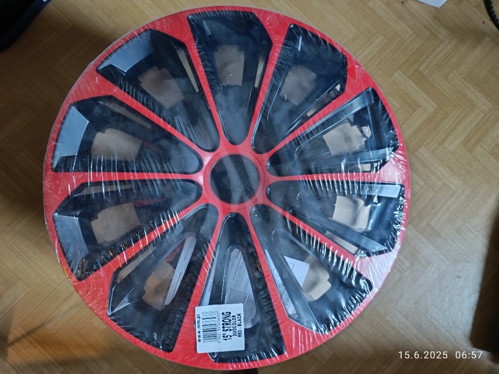 nové (originál zabalené) ozdobné kryty kol 15"