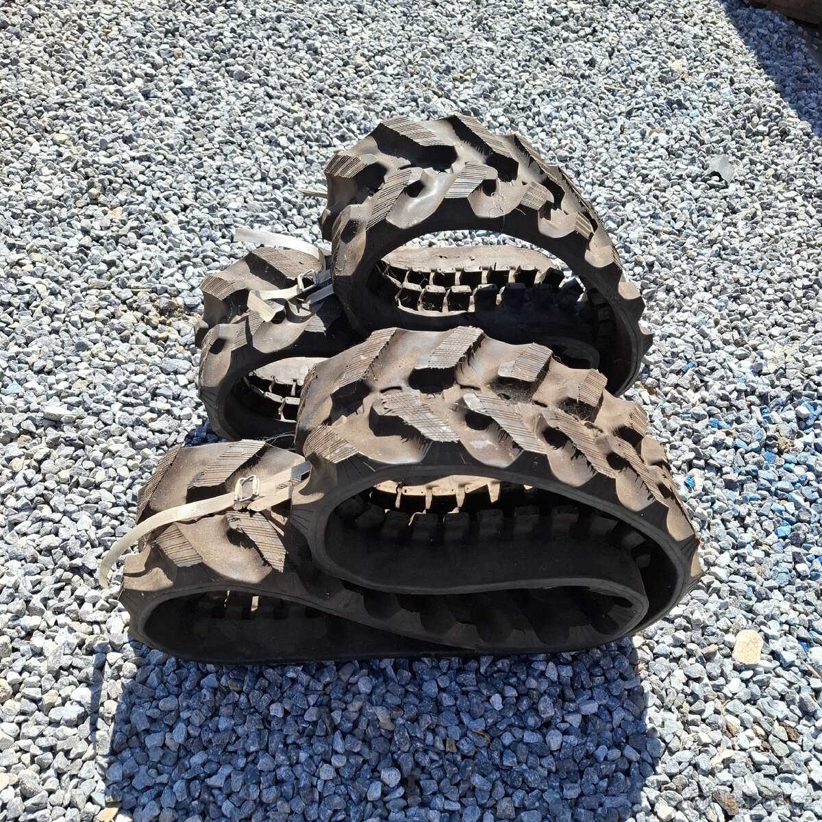 Pásy na minibagr caterpillar 301,5