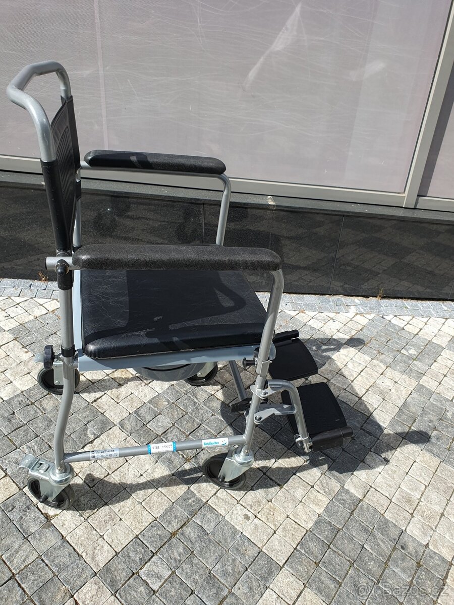 domácí invalidní vozík a toaleta pokojová