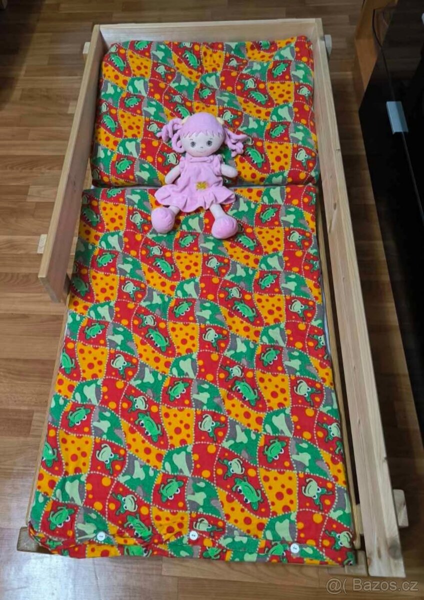 Dětská pěkná malá dřevěná postýlka-lehátko.+matrace