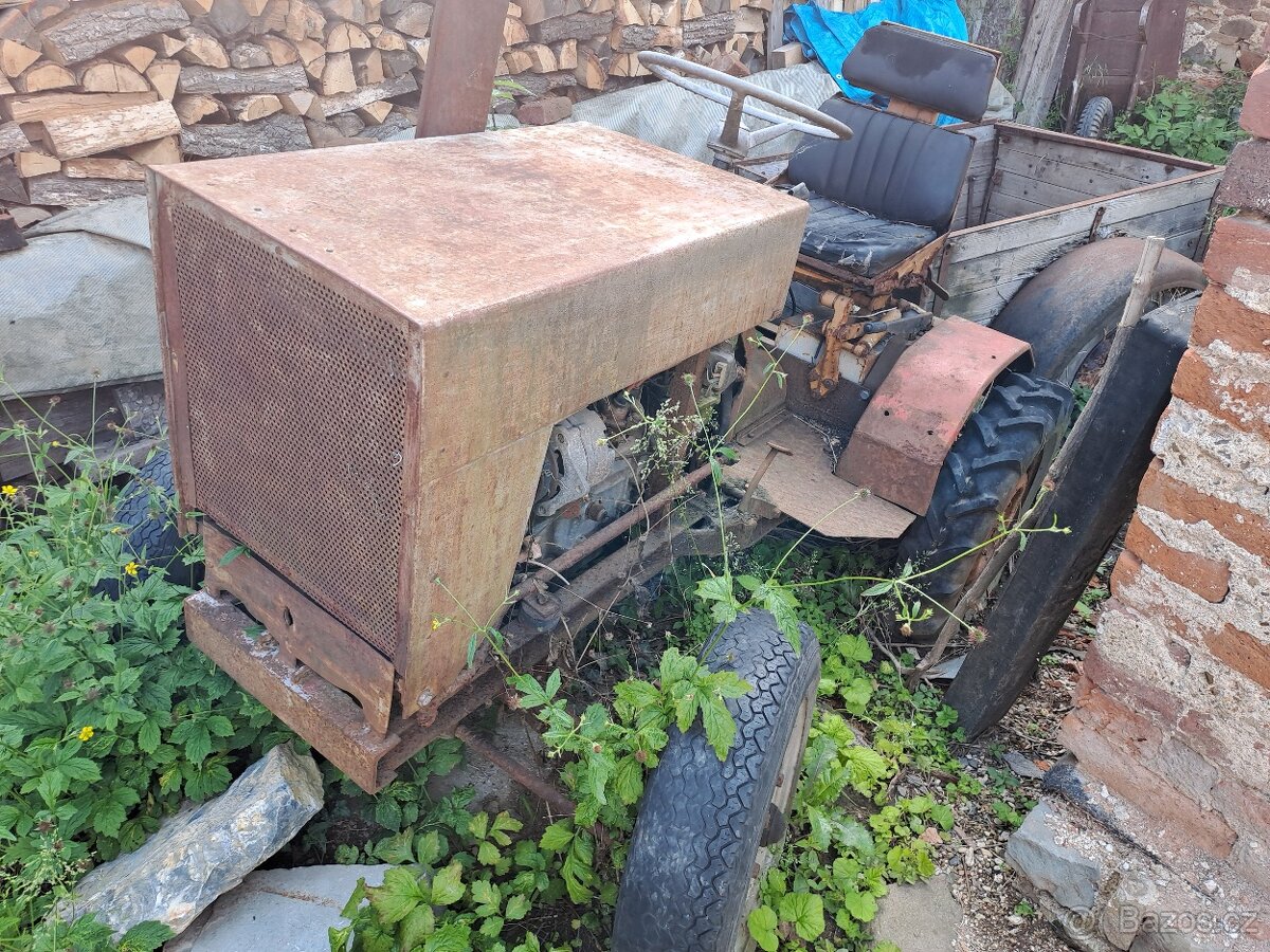 Nepojízdný malotraktor