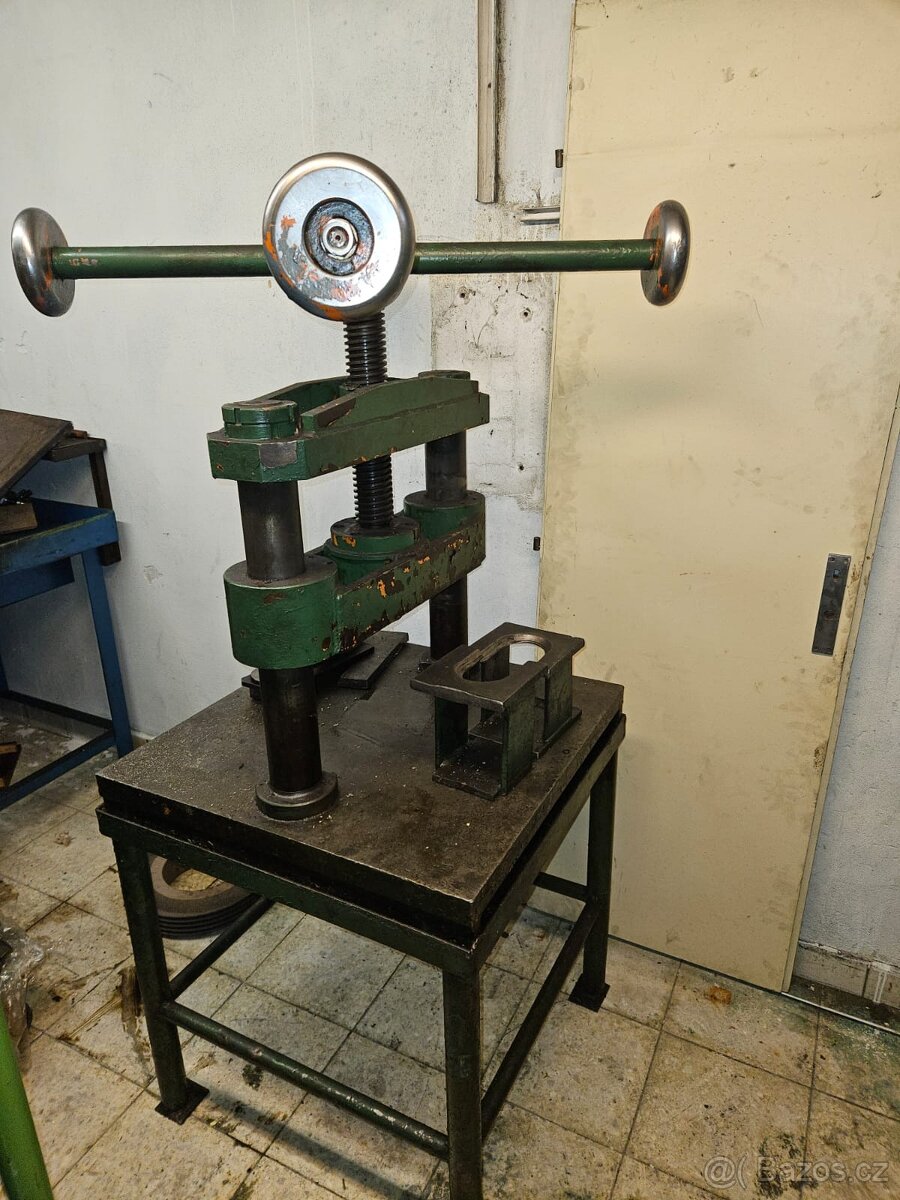 Ruční šroubový lis