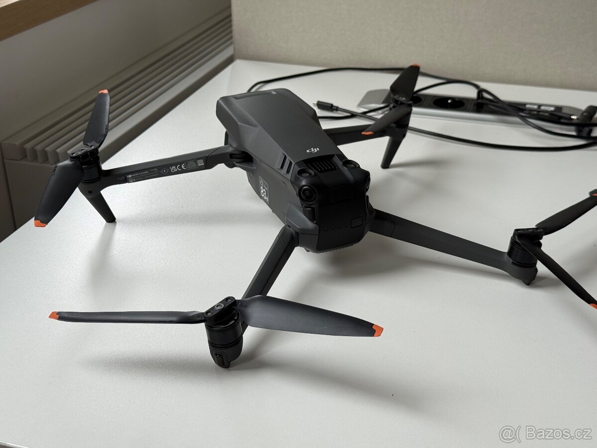 DJI Mavic 3 Classic - 2 baterie, brašna, ovladač DJI RCI