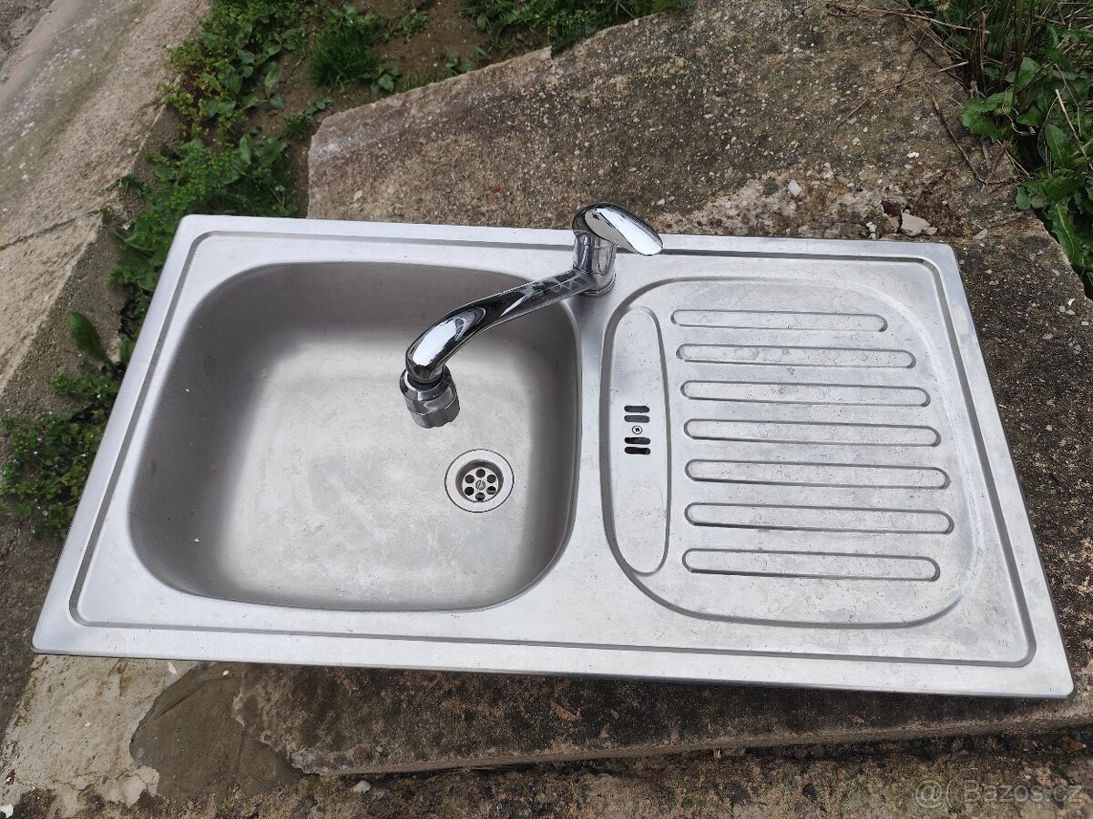 Nerezový dřez s baterií