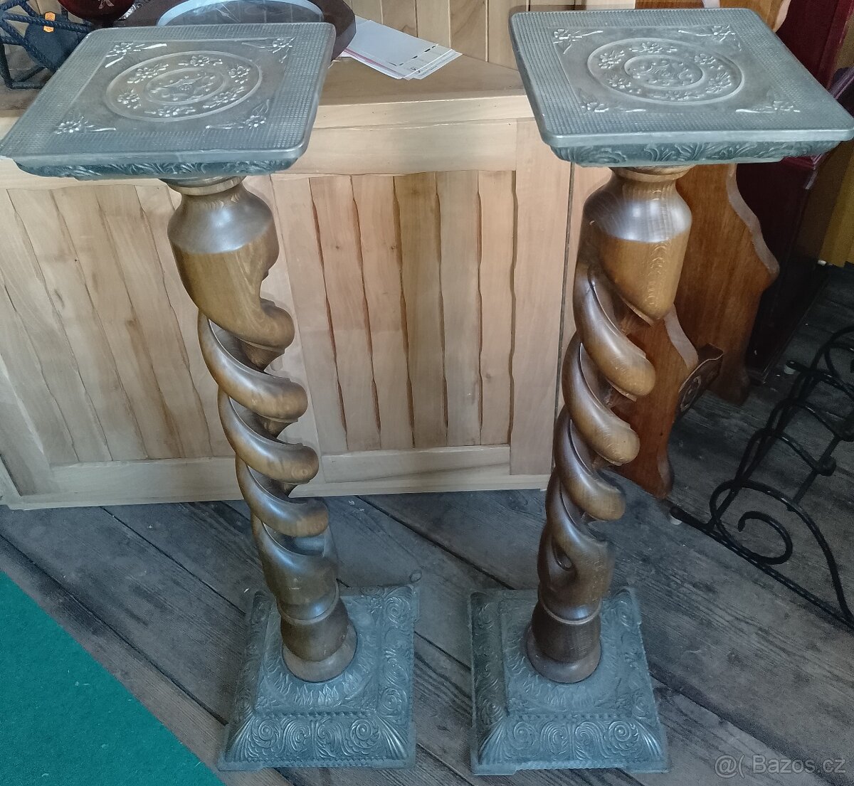 Luxusní masivní, vyřezávané, tepané stojany na kytky - 2 ks