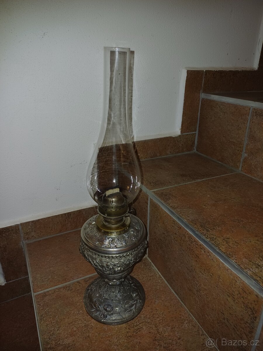 Starozitna petrolejova lampa