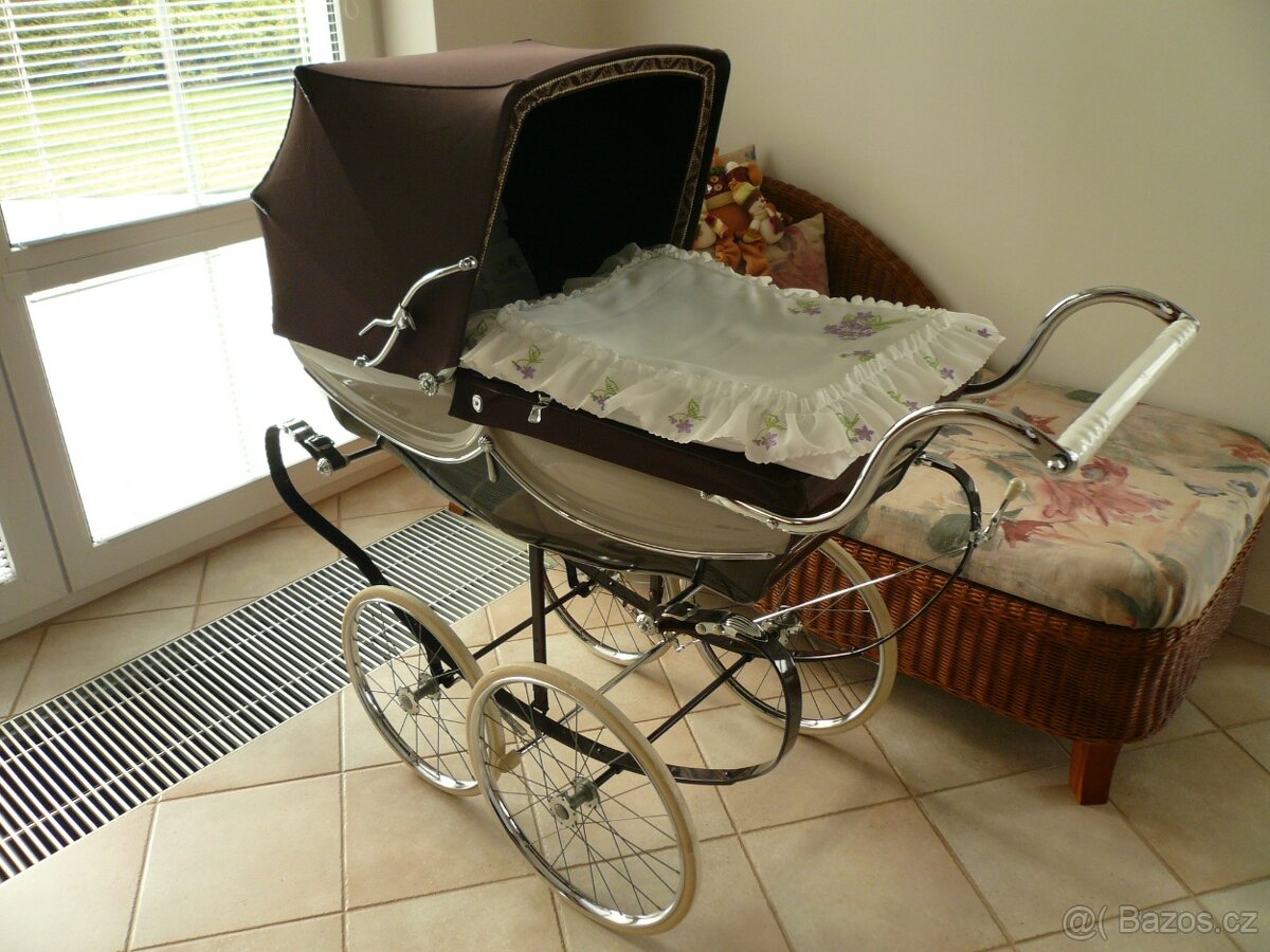 STAROŽITNÝ RETRO KOČÁREK