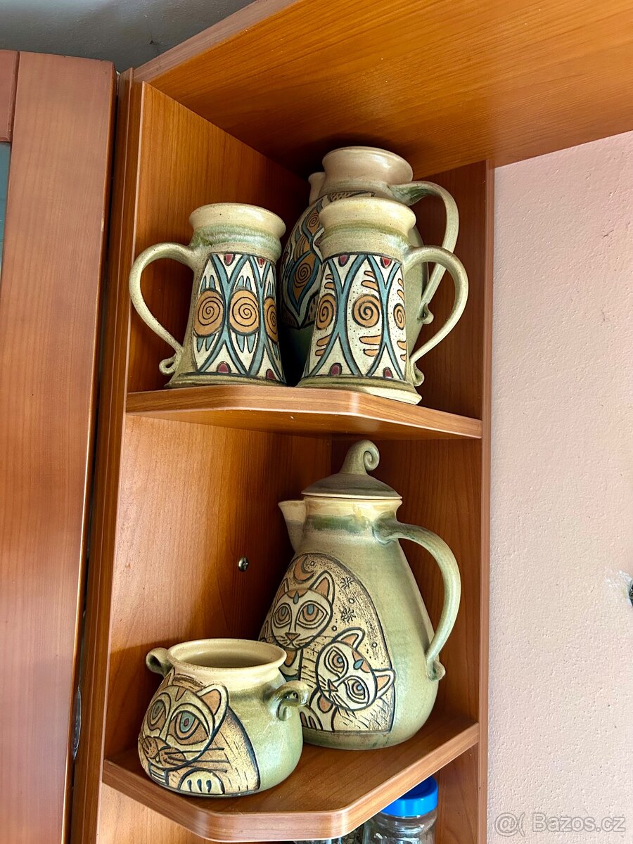 Sada zelené keramiky s kočkami