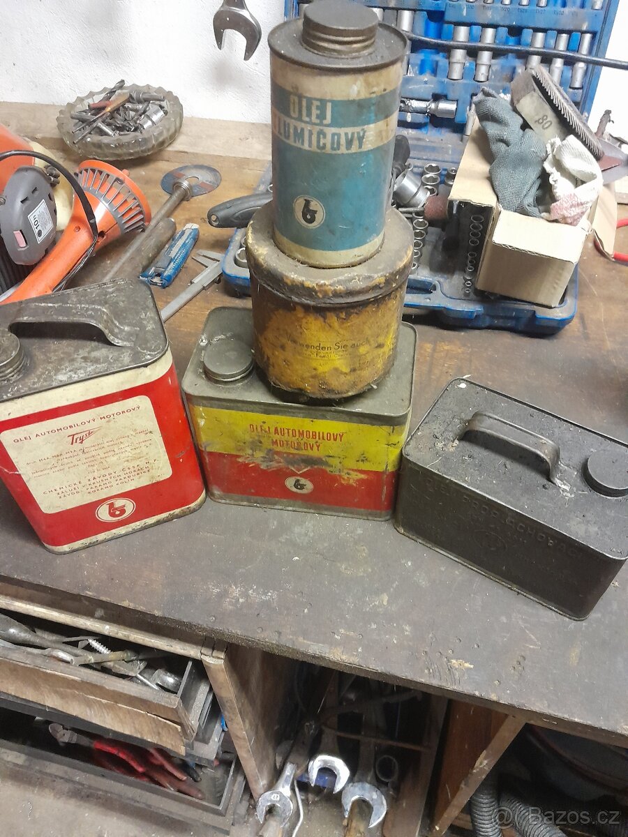 Staré plechovky od olejů