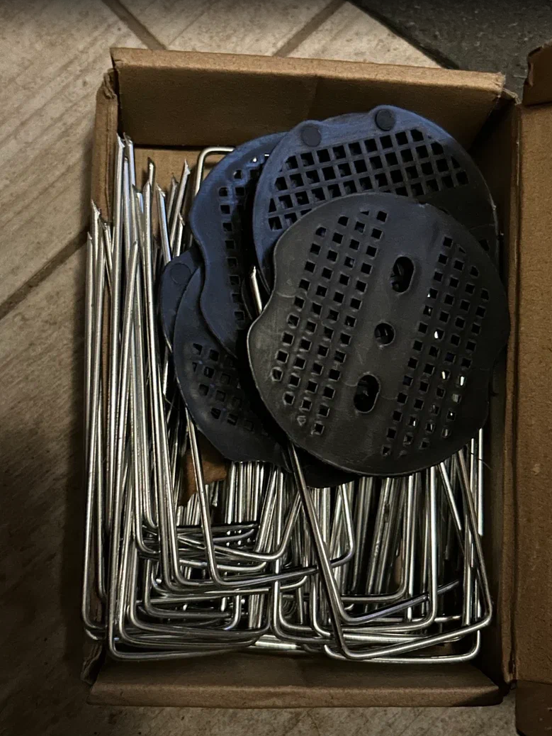 Kovové tyče s plastovými držáky – vhodné na zahradu