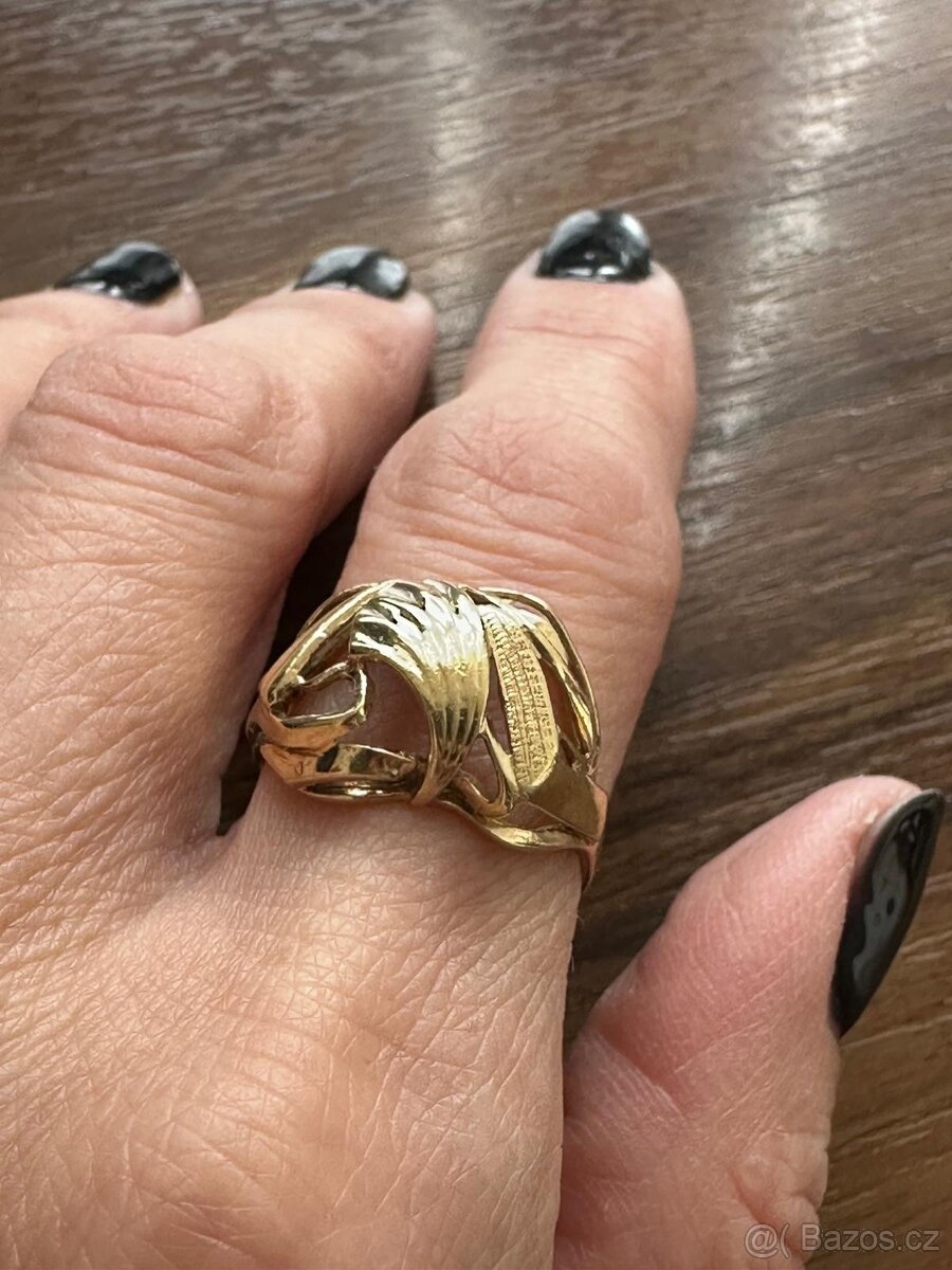 Zlatý dámský prsten