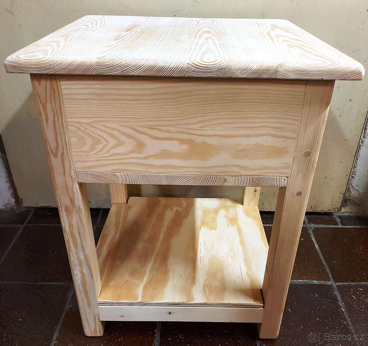 Stolička (štokrle) s úložným prostorem.,