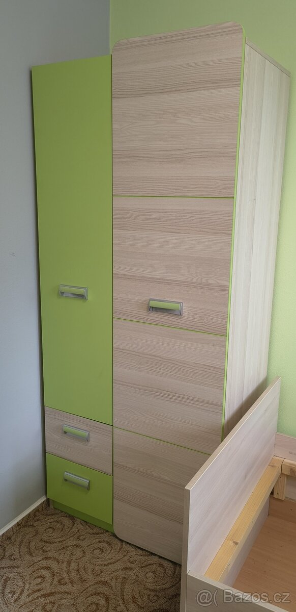 Skříň, stůl, police