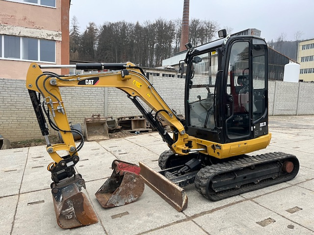 CAT 302.7 DCR POWERTILT