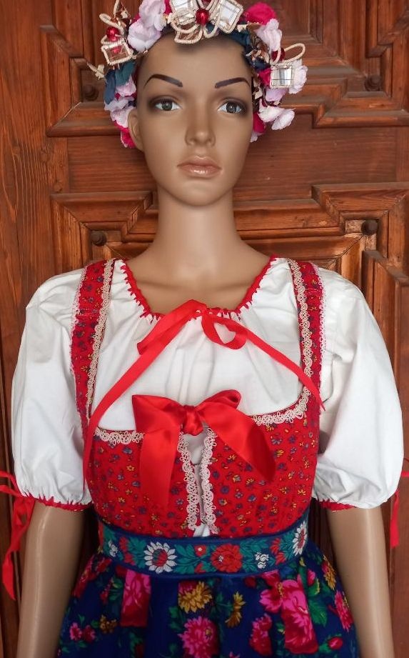 Chodský kroj červený s modrou zástěrou, k oslavám máje