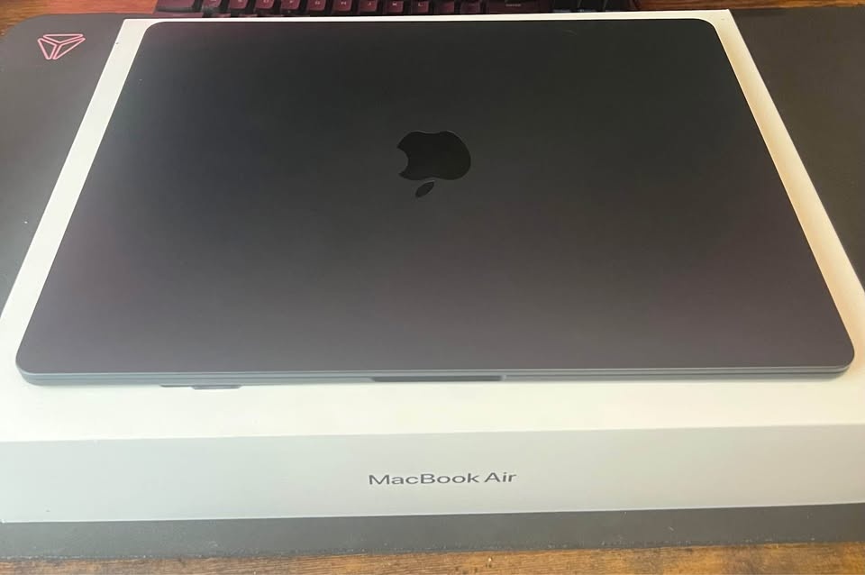 MacBook Air 15" M4 16GB / 256GB