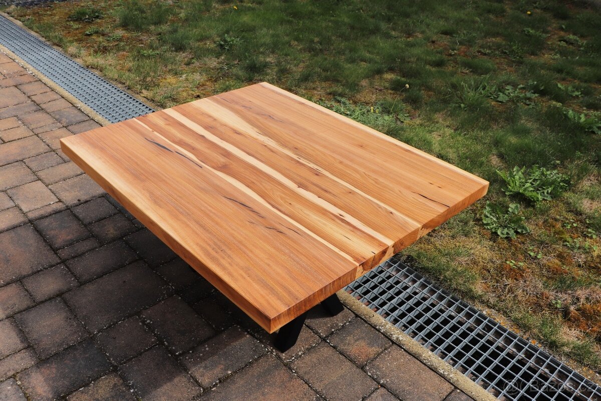 Masivní jilmový konferenční stůl – 90 × 75 cm, unikátní kres