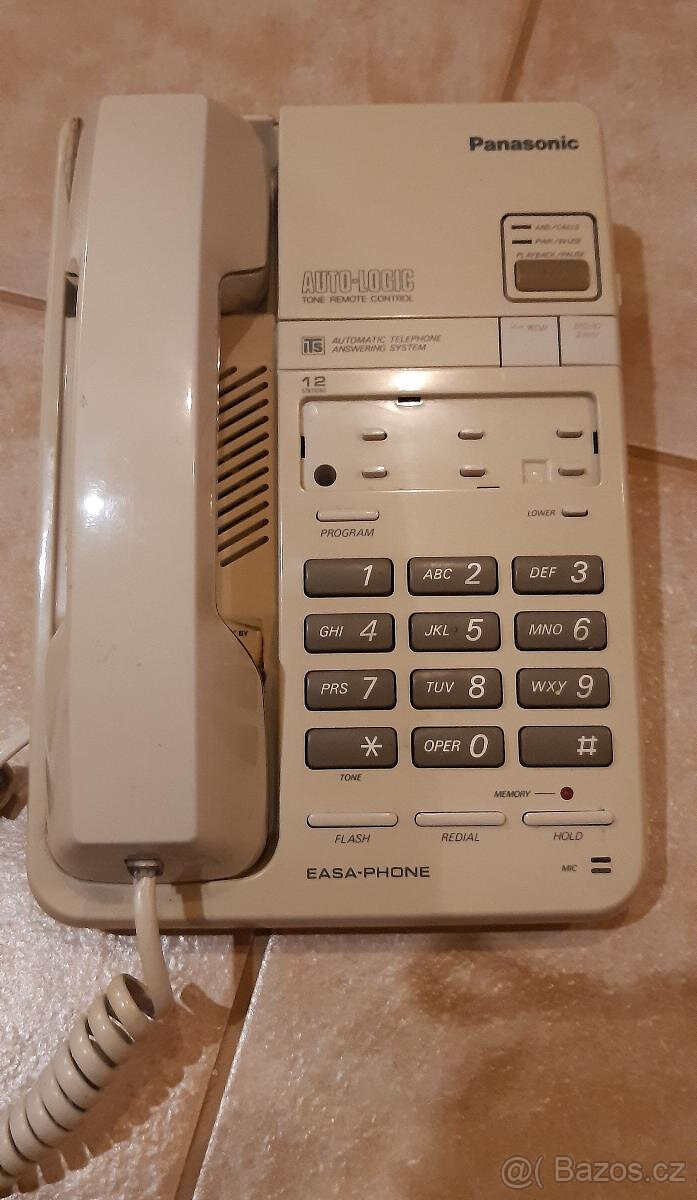 Starý telefon Panasonic se záznamníkem