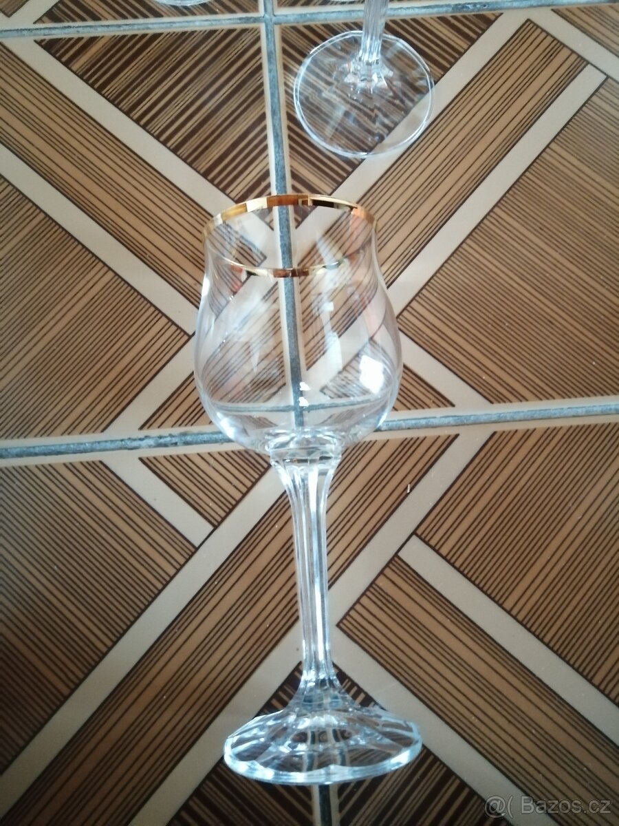 Skleničky s pozlacenou linkou.