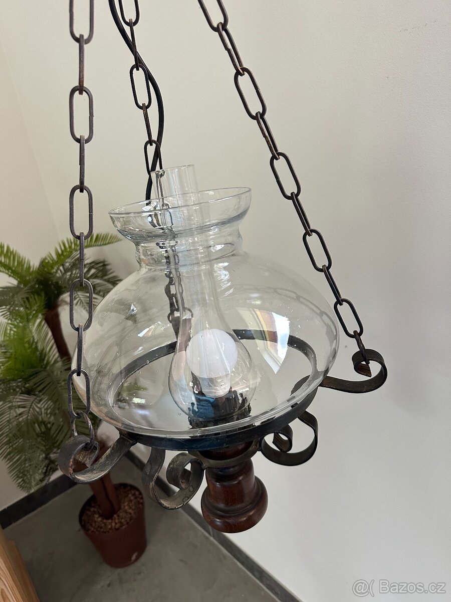 Rustikální elektrický závěsný lustr. Petrolejovka.