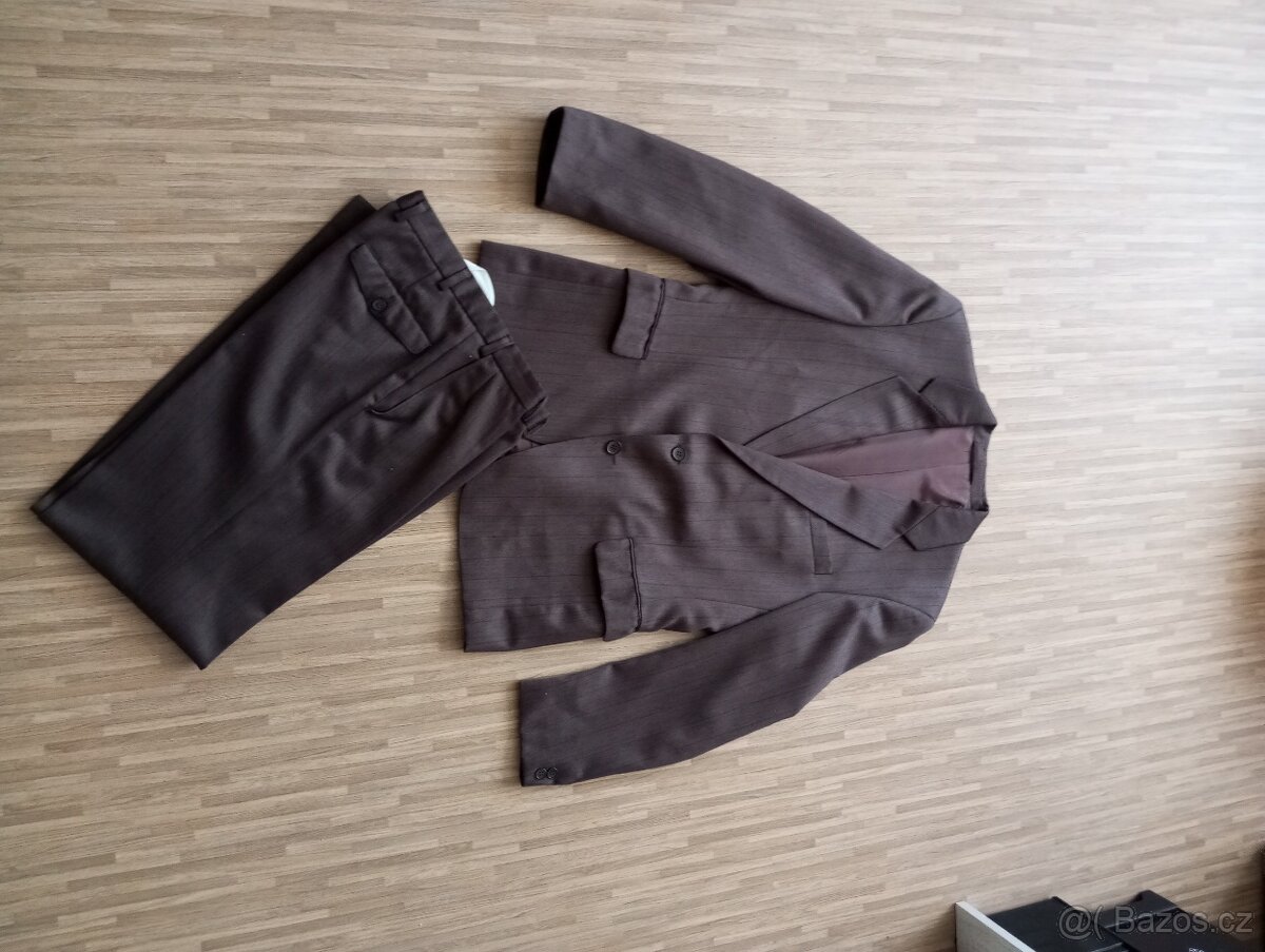 Hnědý pánský oblek