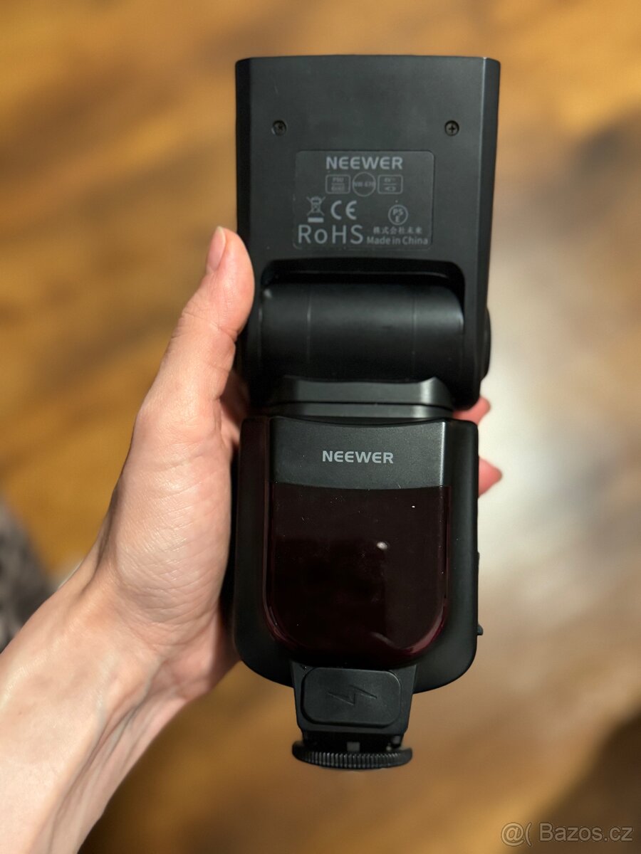 Neewer NW-670 blesk pro Canon (Pro)