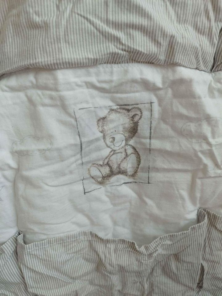 Kapsář na postýlku