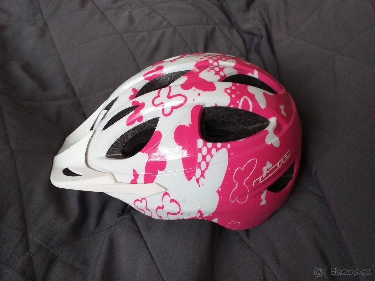 Růžová dětská přilba na kolo