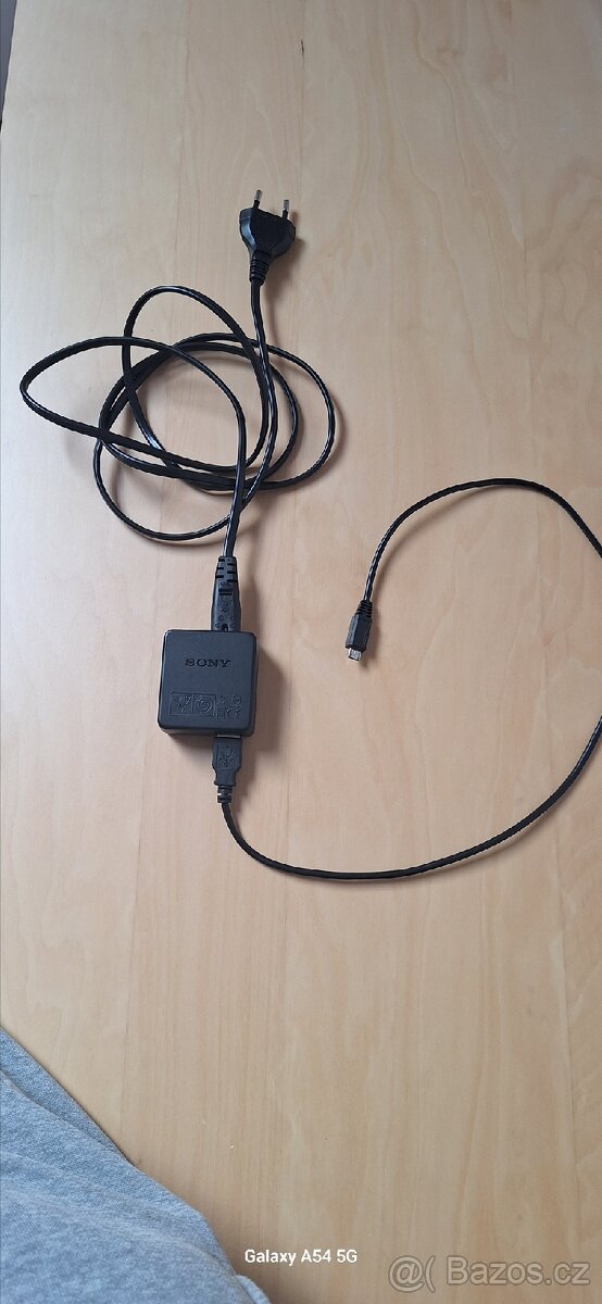 Nabíječka Sony.