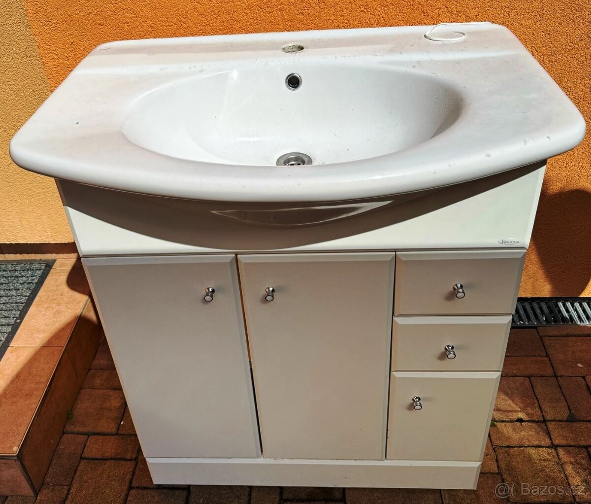 Koupelnová skříňka s umyvadlem - za odvoz