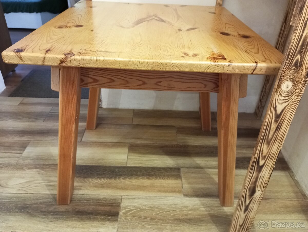 Jídelní stůl masiv