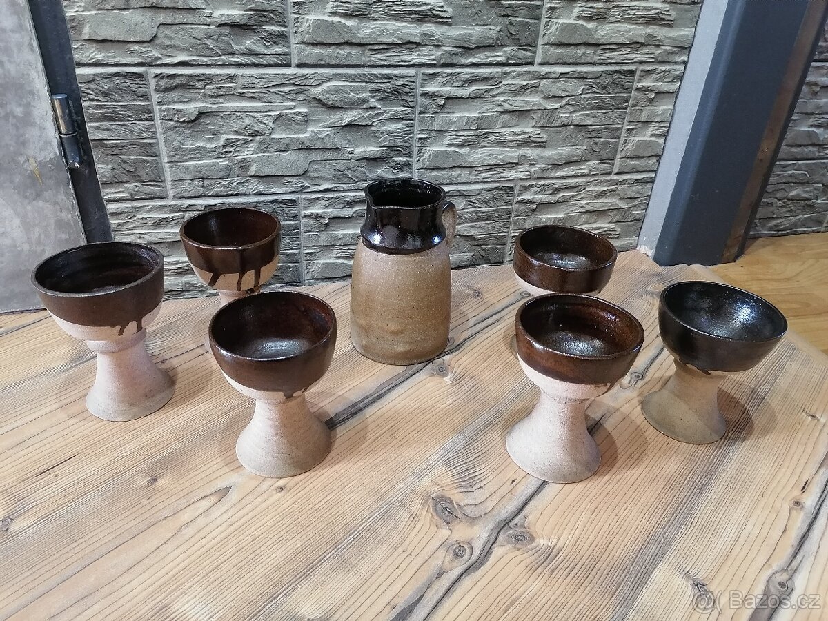 Keramické číše a džbán na víno