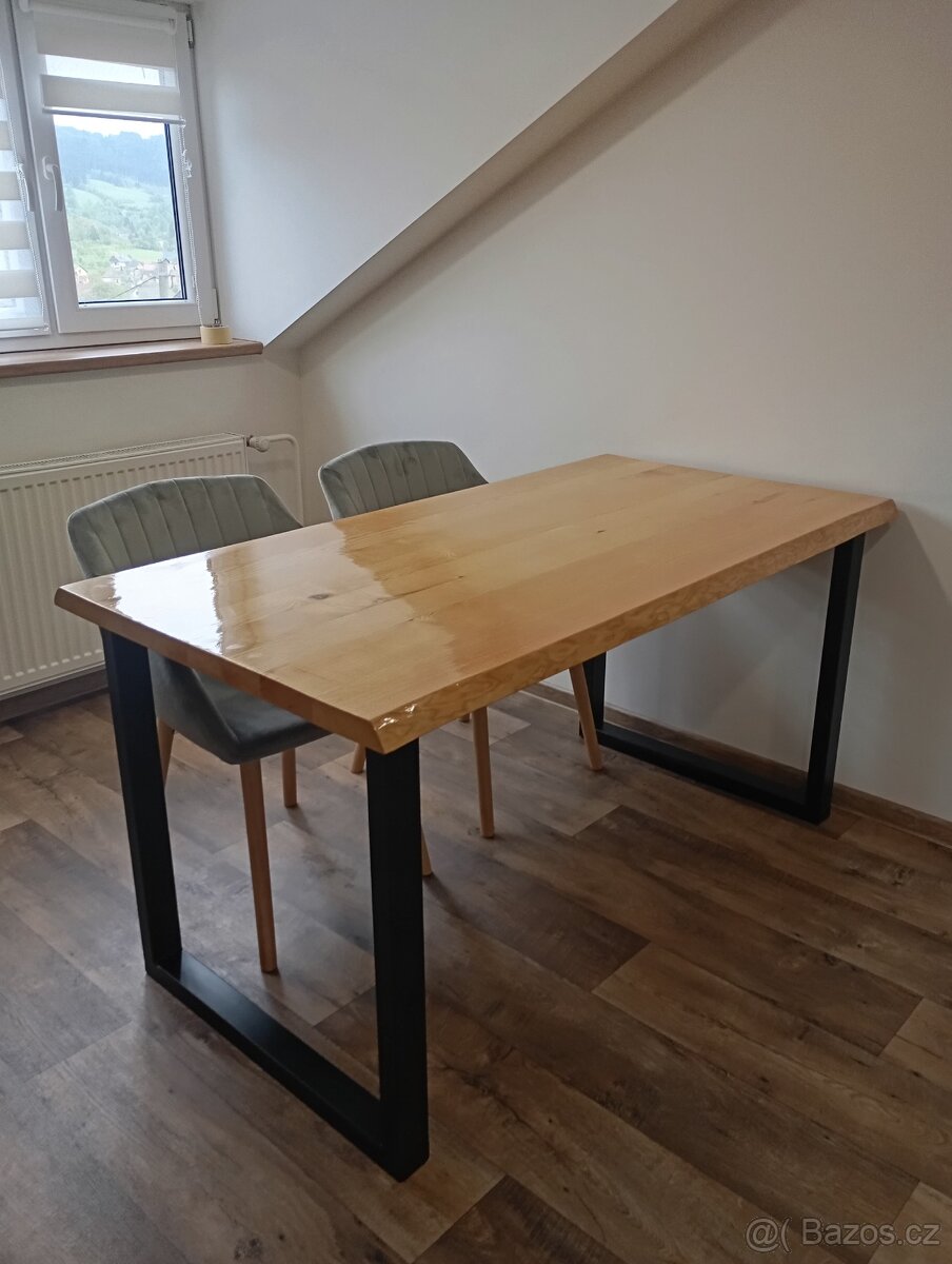 Jídelní stůl