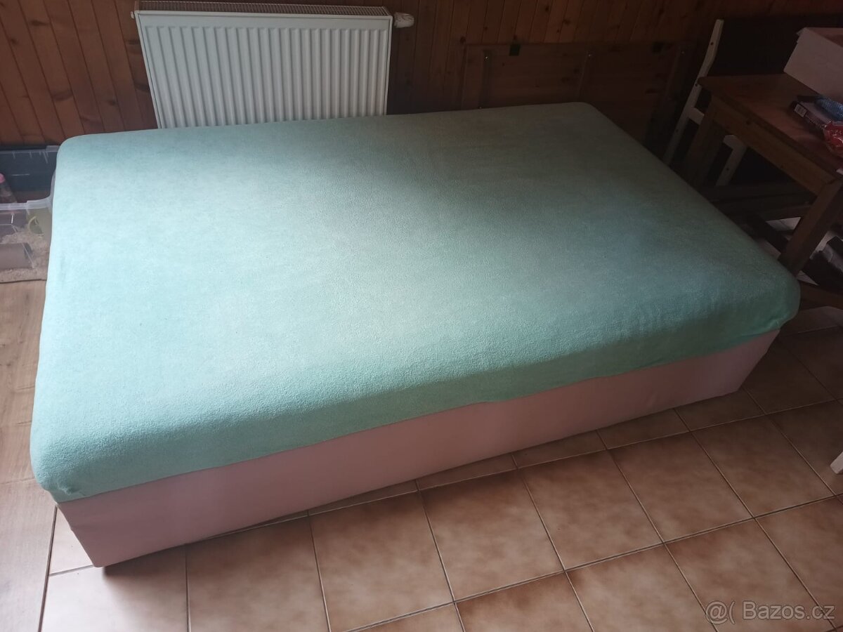 Postel s úložným prostorem