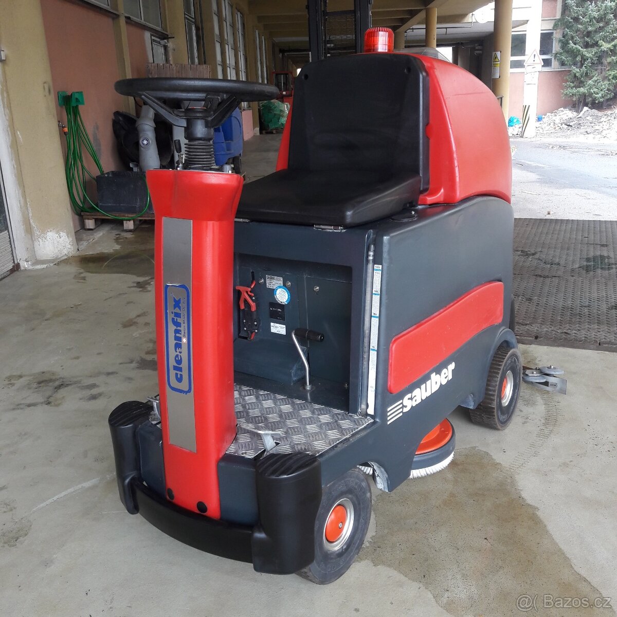 Podlahový mycí stroj Cleanfix Sauber RA 900 se sed.obsluhou