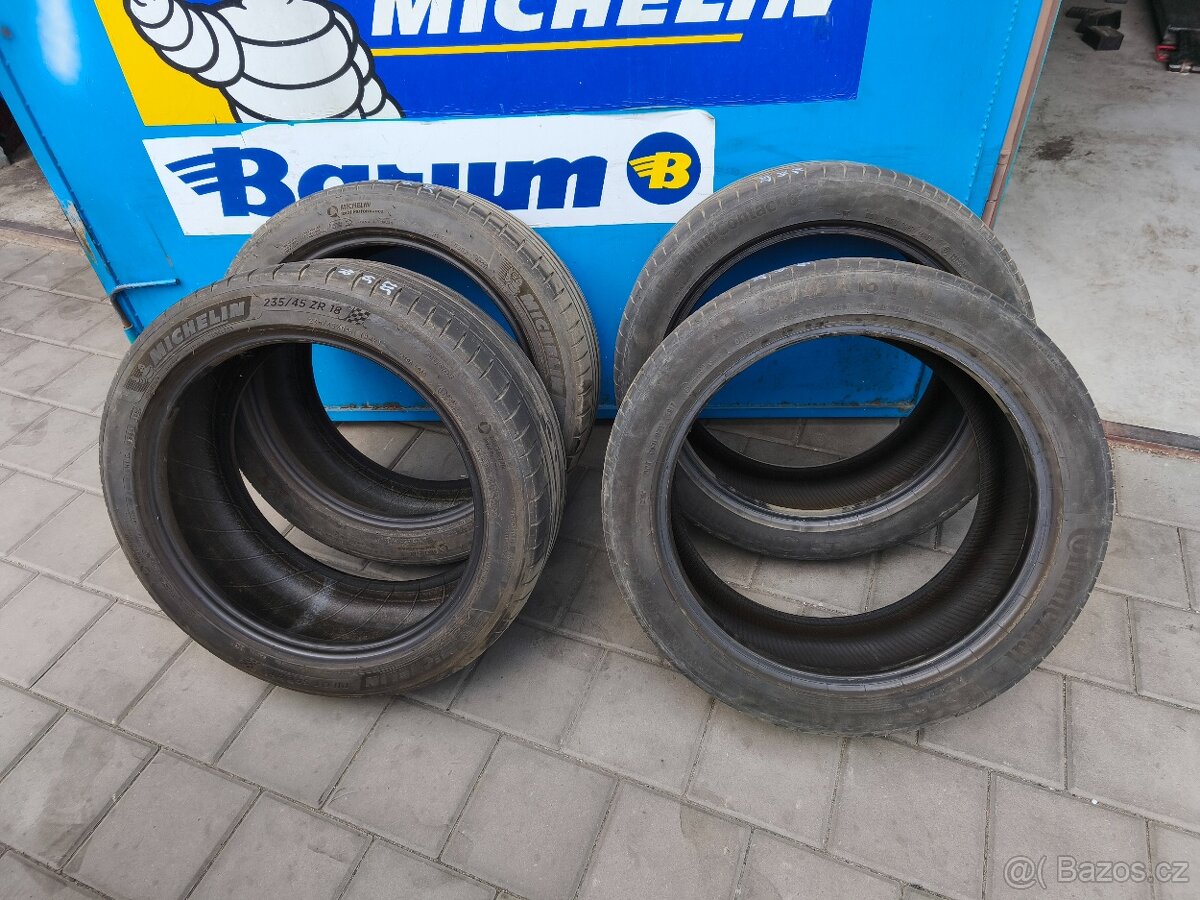 Pneu 235/45/18