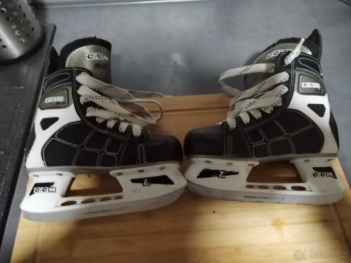 Prodám chlapecké hokejové brusle CCM
