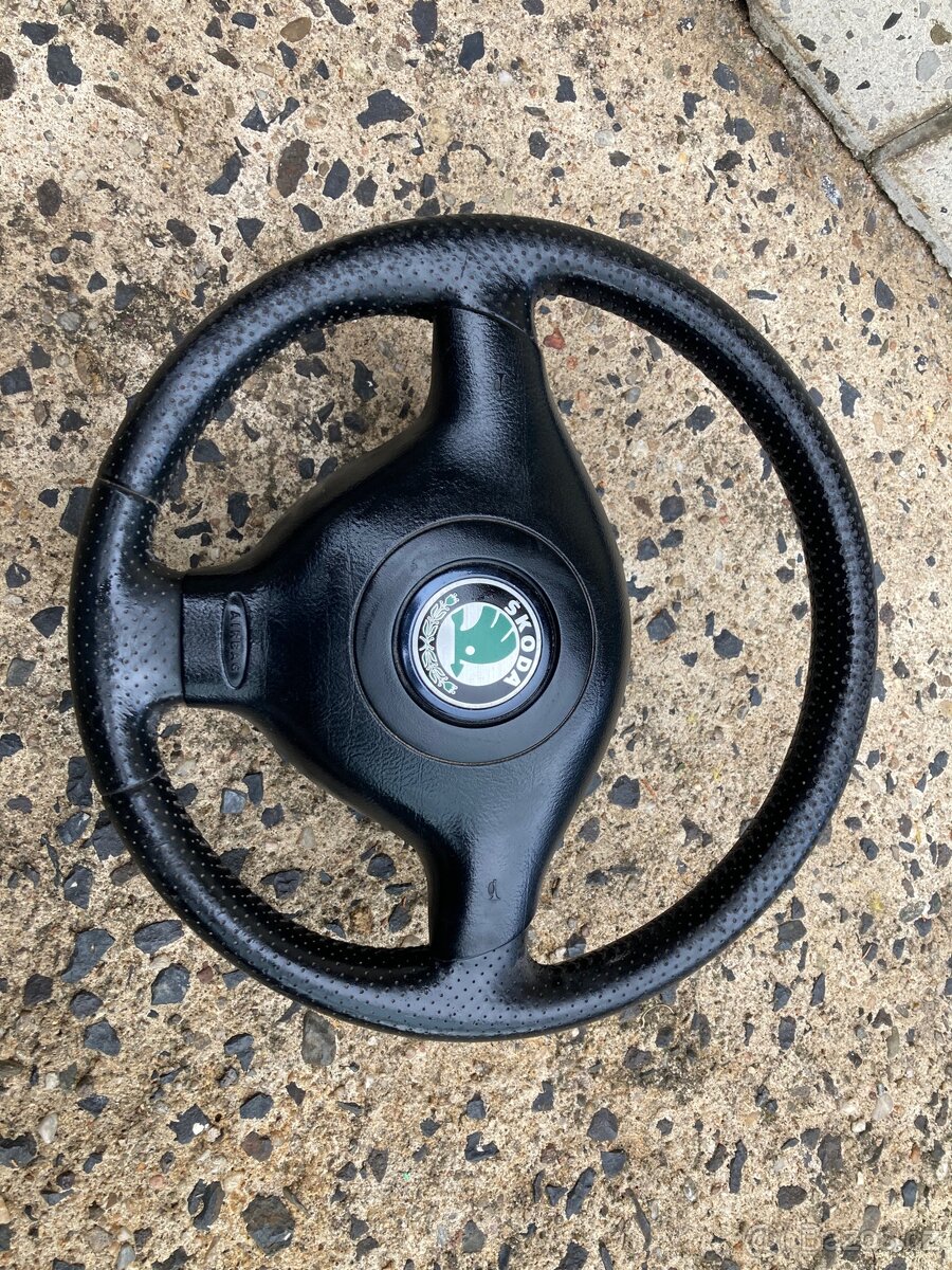 Prodám třiramený volant i s airbagem